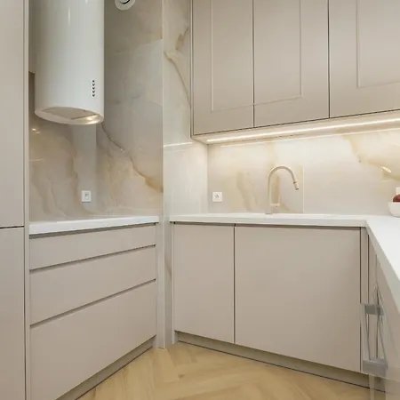 Zupnicza Elegant With Balcony By Renters דירה *