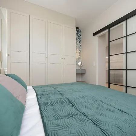 Zupnicza Elegant With Balcony By Renters