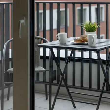 Zupnicza Elegant With Balcony By Renters ורשה