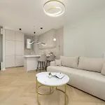Zupnicza Elegant With Balcony By Renters 公寓 *