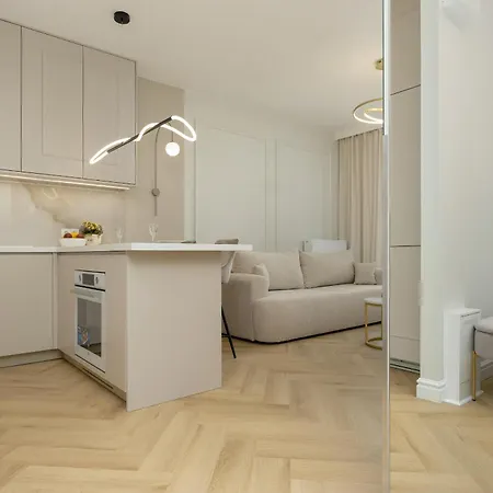 Zupnicza Elegant With Balcony By Renters